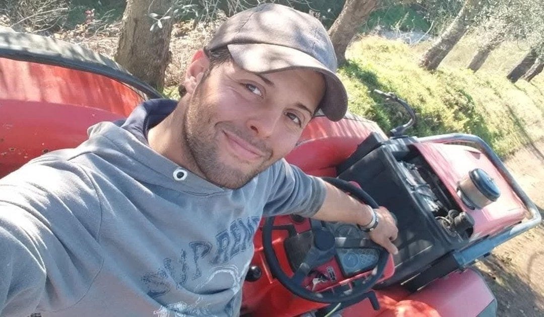 Meccanico muore schiacciato dall’auto che stava riparando: aveva 31 anni, incidente nel Reggino