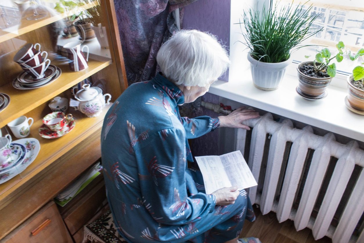 Maria, 80enne sola in casa: "Prendo 500 euro di pensione e pago quasi 300 euro di bollette, mi sento una nullità"