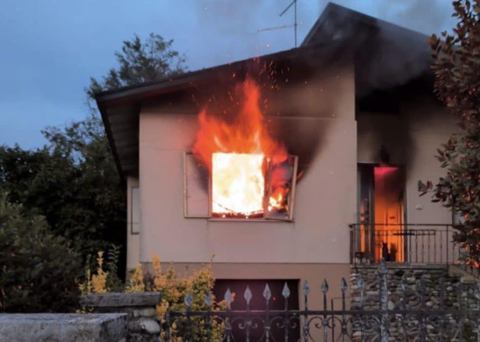 Licenziato, si vendica dando fuoco a una casa: poi si allontana con un trolley e una birra in mano
