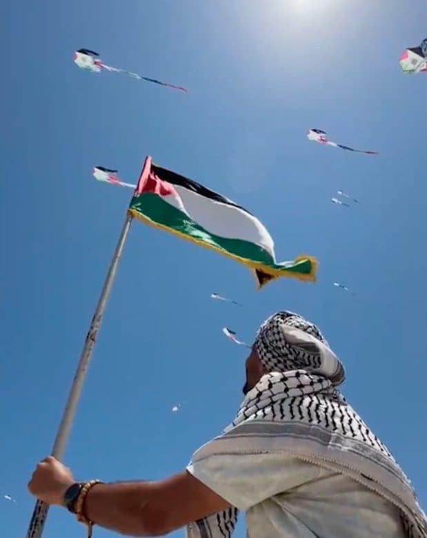 Centinaia di aquiloni con la bandiera palestinese volano su Gaza: "Questo cielo appartiene a noi"