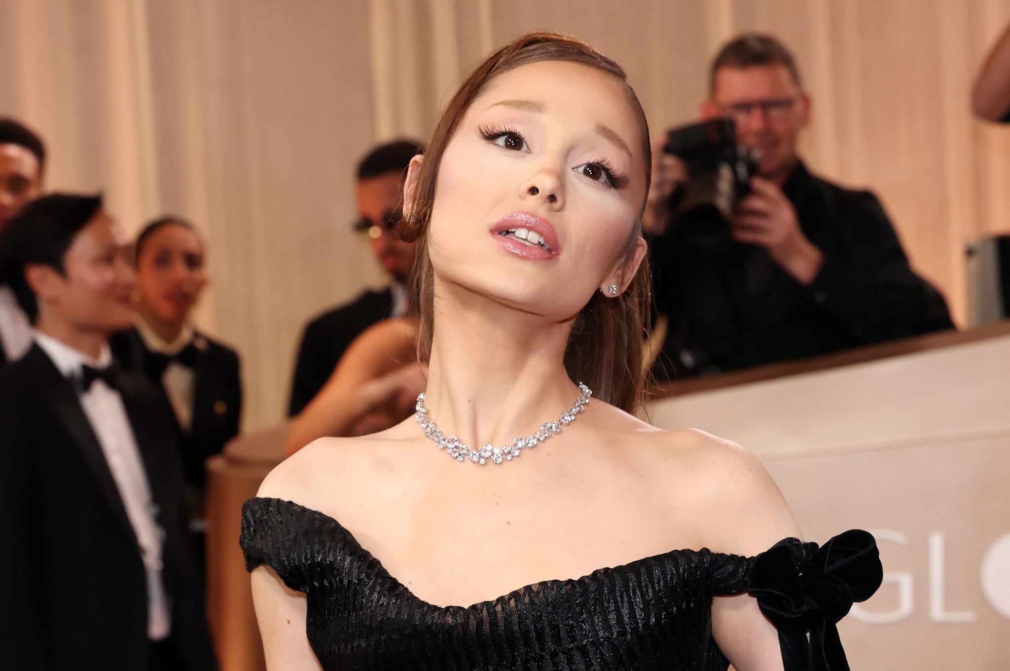 Ariana Grande si prende una pausa: i commenti sul peso e l'eccessiva attenzione mediatica l'hanno fatta fermare