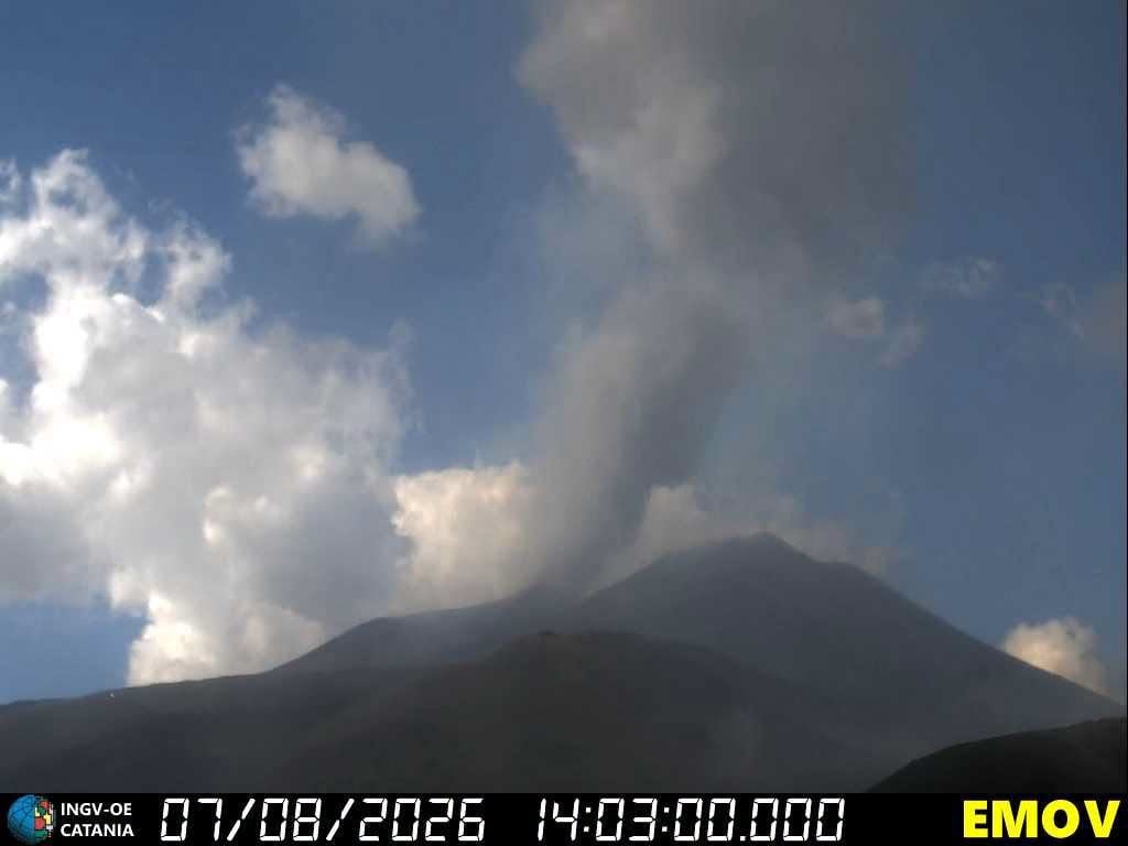 Eruzione Etna, prosegue l’allerta per l’aeroporto di Catania: ancora sospesi i voli