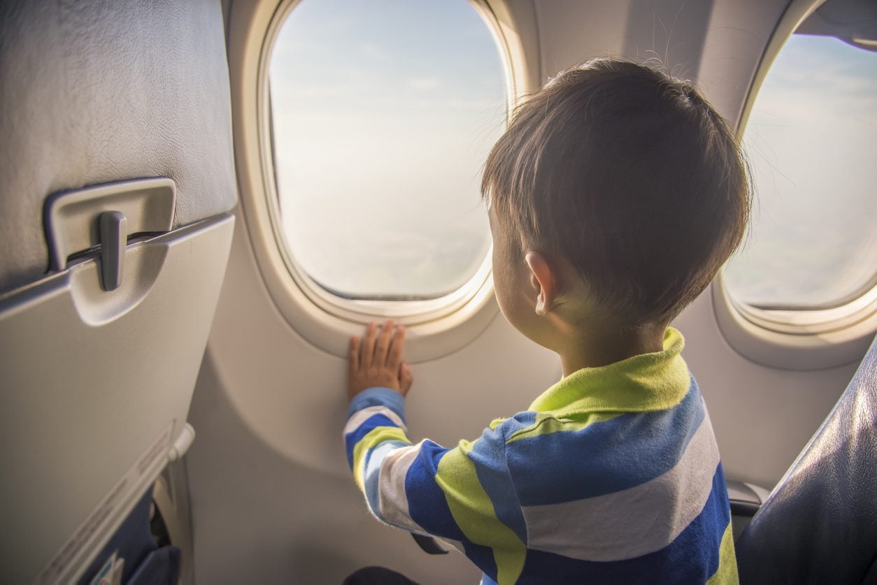 I genitori non riescono a fare allacciare la cintura al bimbo e l'aereo non può partire: volo cancellato