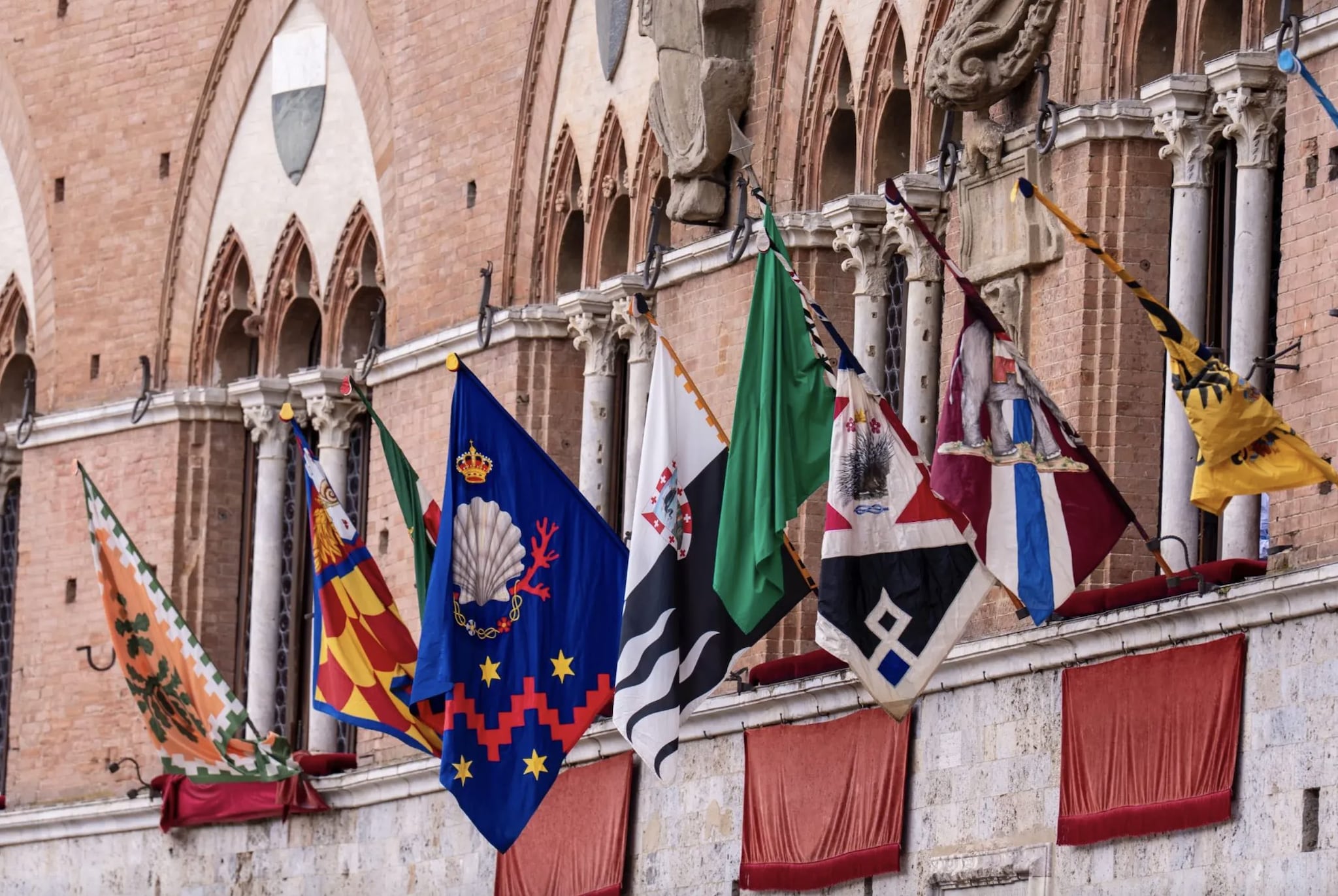 Palio di Siena rinviato per la seconda volta, il tufo bagnato dalla pioggia: la corsa slitta a domani 18 agosto