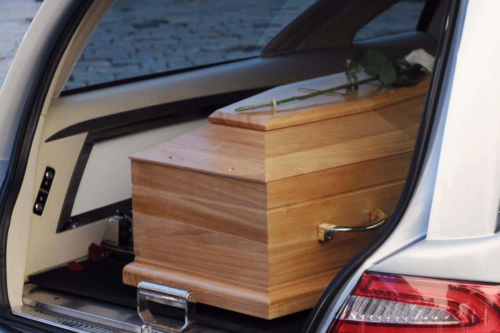 Domani i funerali di Beatrice, morta a Bordighera: negato il permesso alla madre di essere presente in chiesa