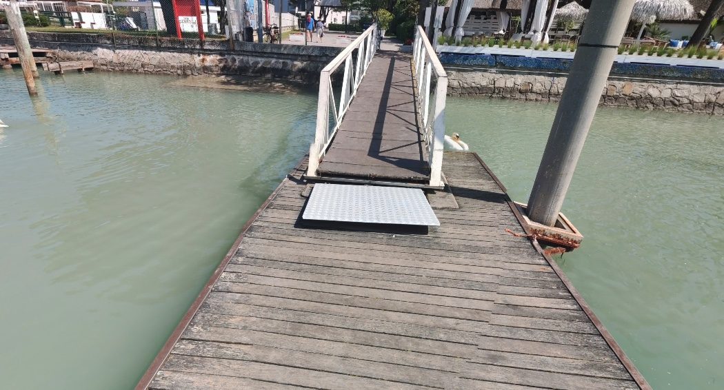 Sconosciuti lo spingono in mare dal pontile senza motivo e scappano, 80enne rischia di annegare a Bibione