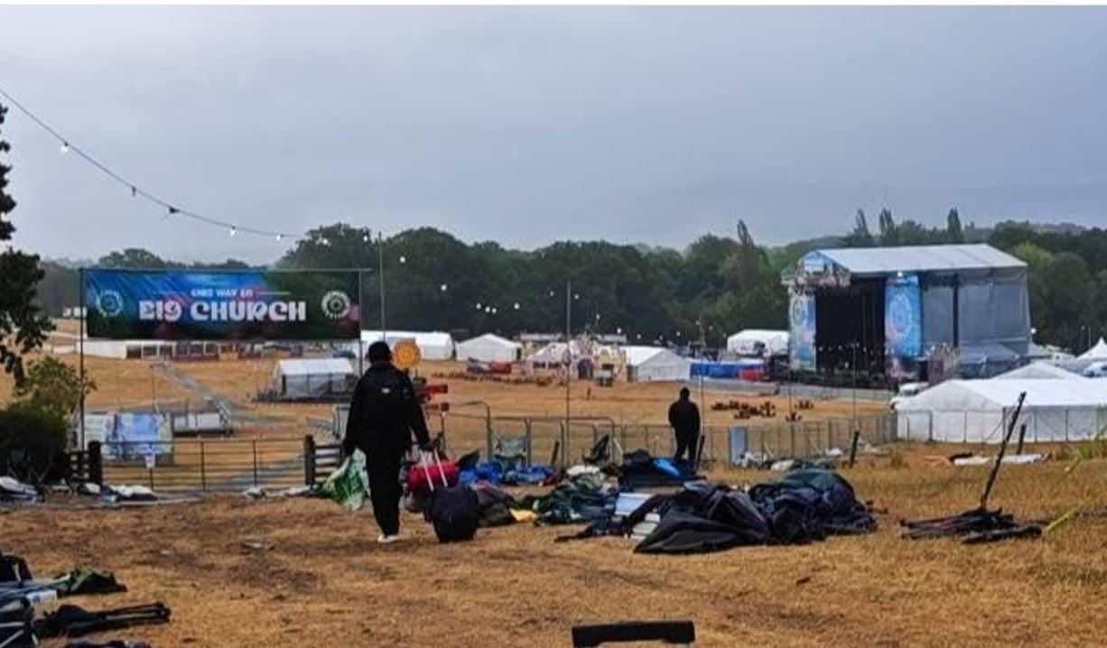 Crolla cartello di benvenuto al festival cristiano: muore prete 41enne e sei fedeli feriti in Inghilterra