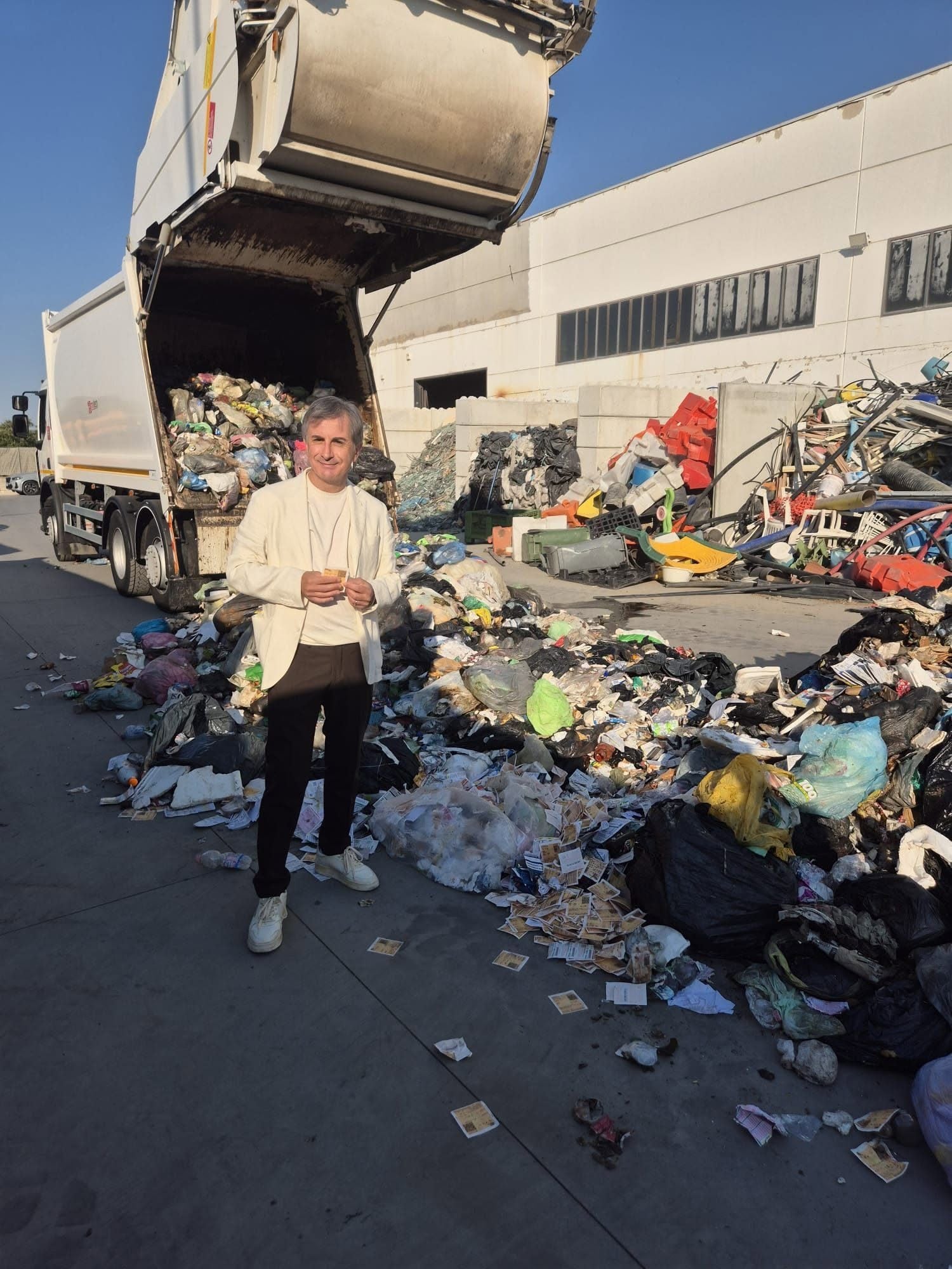 Vince un milione di euro ma per sbaglio butta via il biglietto: ritrovato in discarica prima di essere distrutto