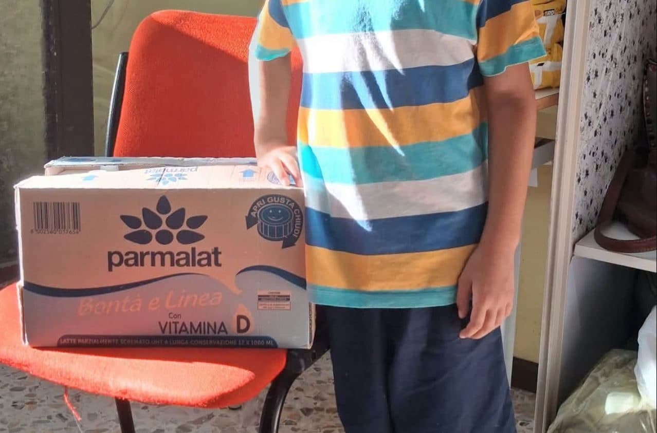 "Manca latte per i poveri", Filippo a 8 anni apre il salvadanaio e dona tutto: la lezione di solidarietà a Barletta