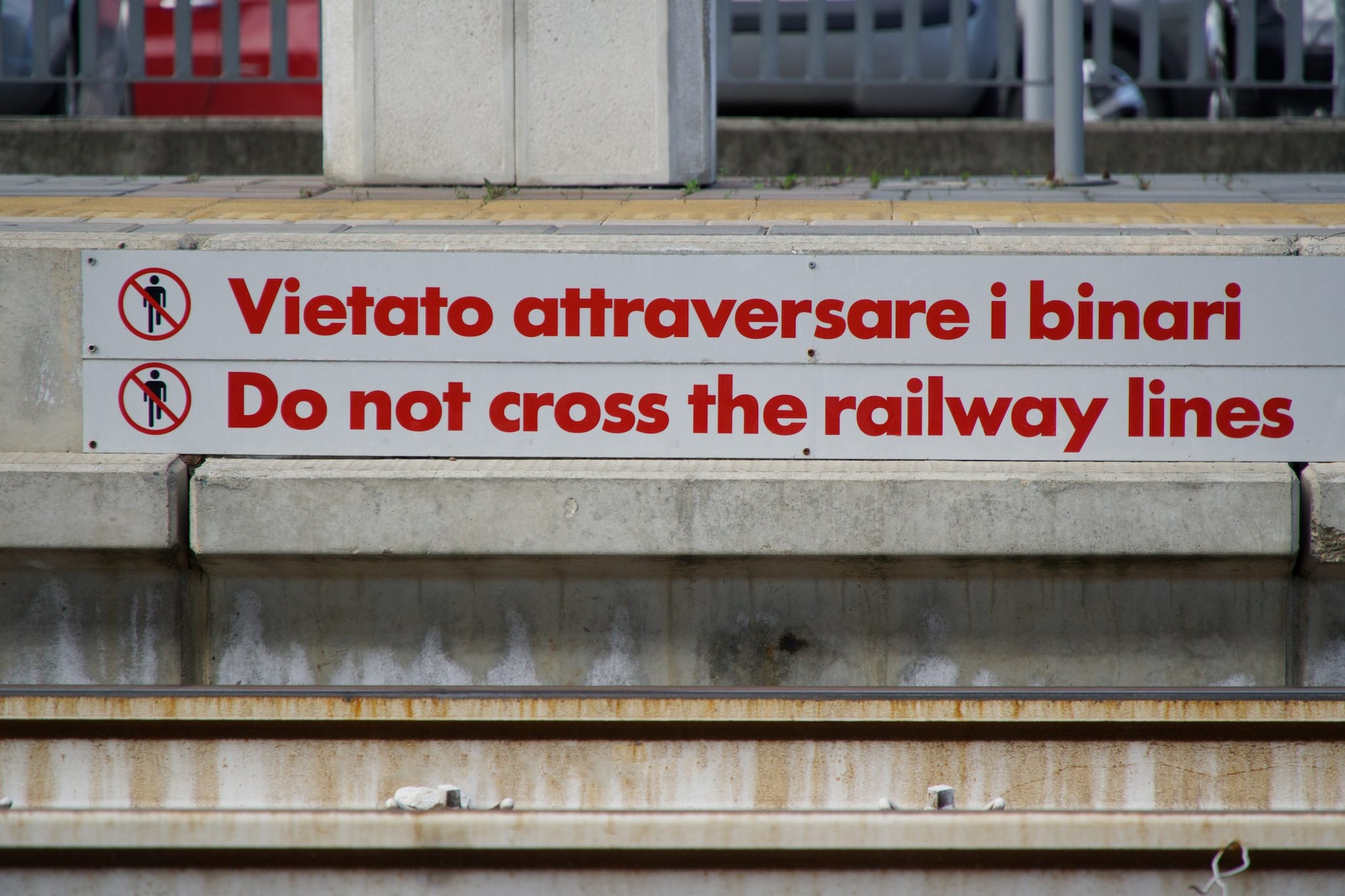 Benedetta travolta dal treno a 17 anni mentre attraversa con le cuffie, il dolore del padre: "Ragazzi sempre al cellulare"