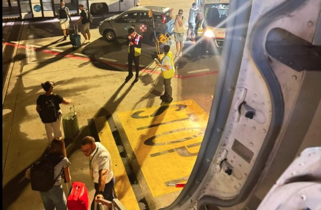 Bloccati 10 ore su volo Ryanair Bologna-Malaga, un passeggero: "Senza cibo e acqua, tre persone sono svenute"