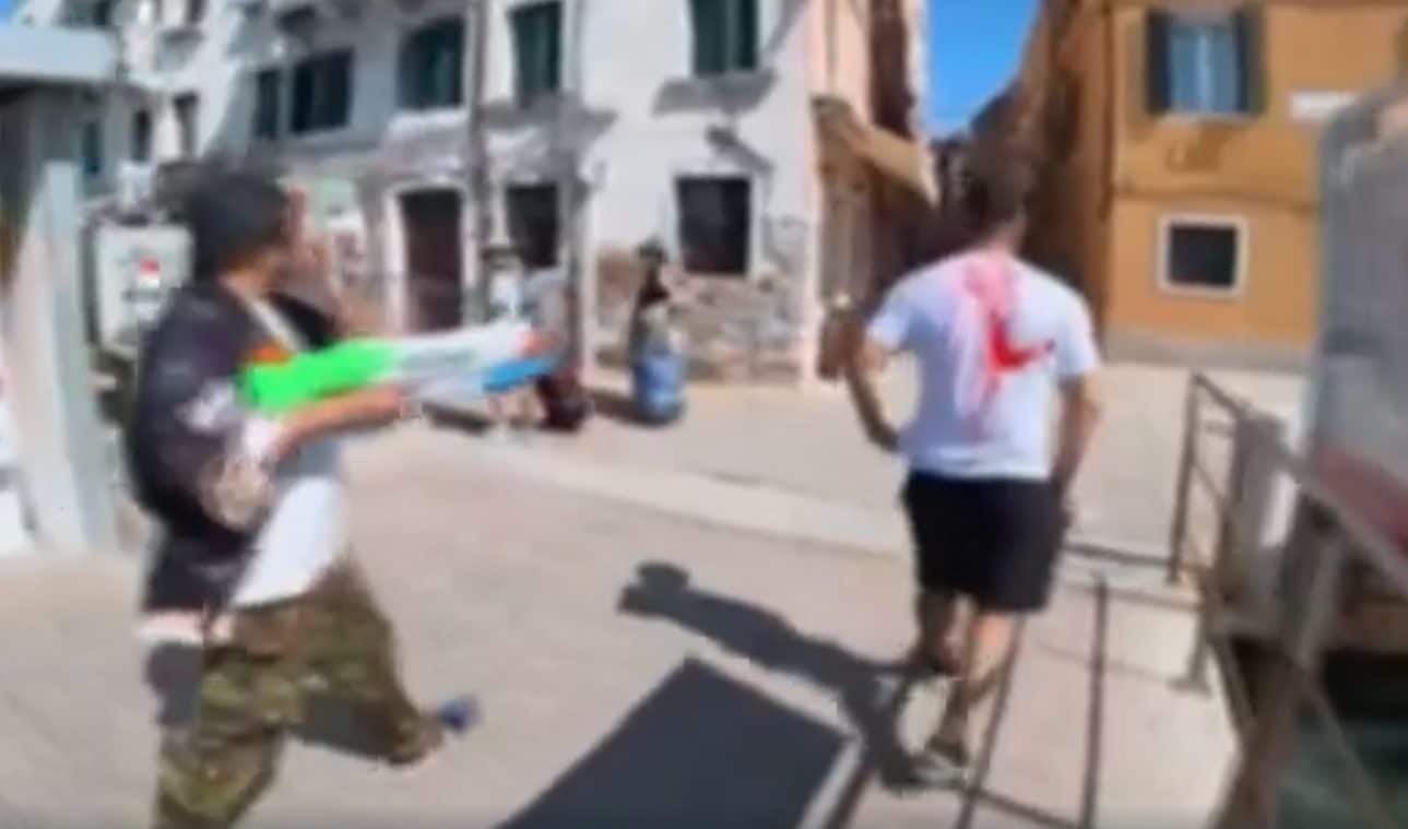 Borseggiatori marchiati con vernice da Youtuber a Venezia ma finisce in rissa: “Ci mancavano solo gli influencer”