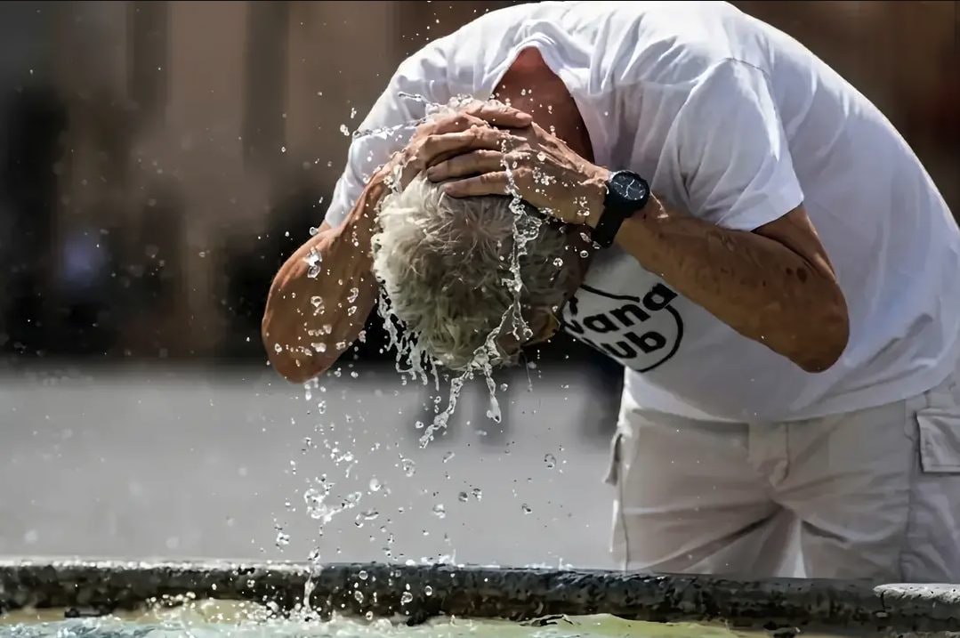 Afa e caldo in Italia, oggi 27 città su 27 in massima allerta, domani 26 bollini rossi: temperature fino a 40 gradi