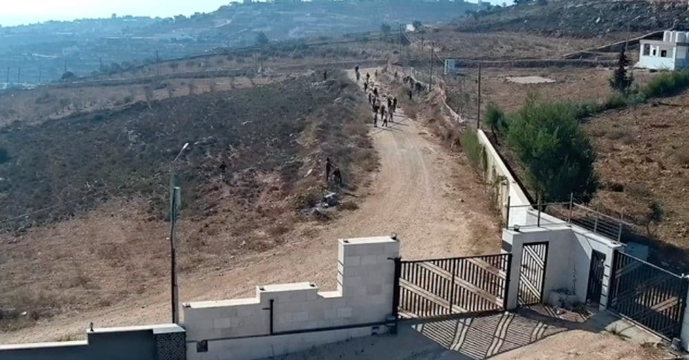 I coloni continuano l'assedio a due famiglie palestinesi in Cisgiordania: l'esercito interviene, ma poi si ritira
