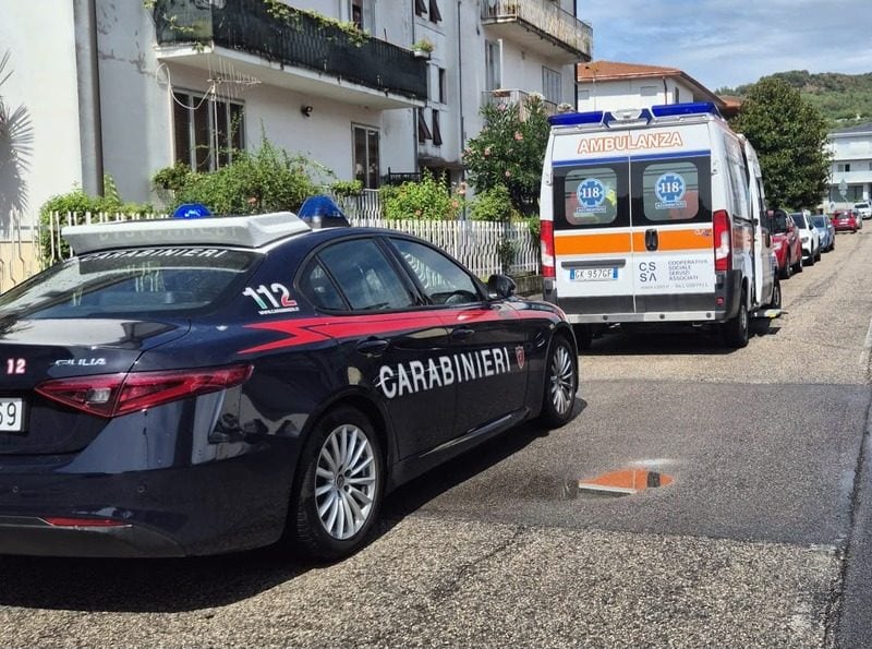 Esce dall'auto per chiudere il garage, la vettura si muove: 88enne muore schiacciato contro il muro