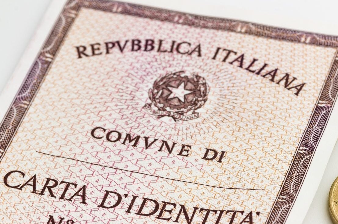 Carta d'identità cartacea, da oggi 3 agosto non si può più usare per i viaggi all'estero: cosa fare senza CIE
