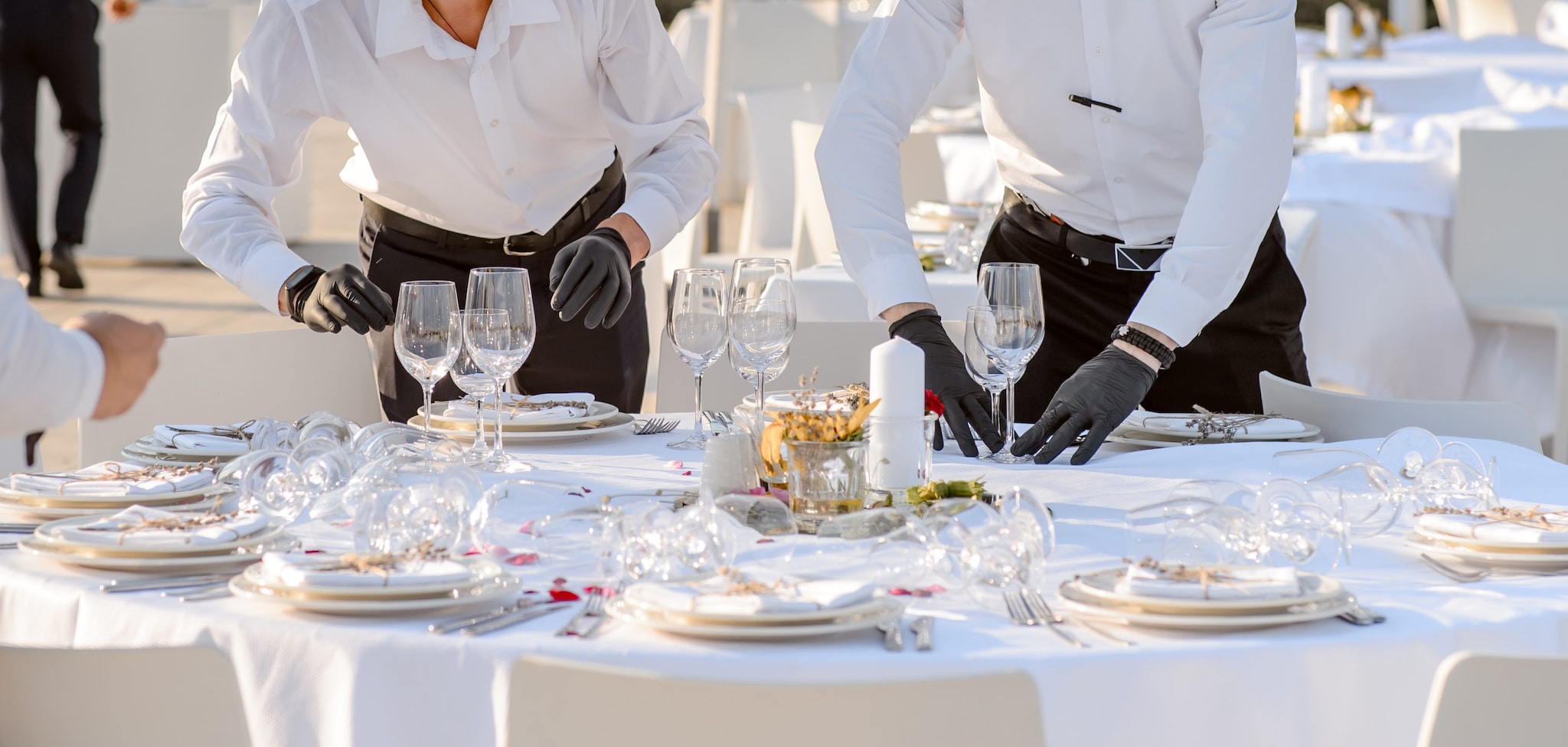 Nozze da incubo in Piemonte, il catering non arriva: gli invitati si improvvisano cuochi e camerieri