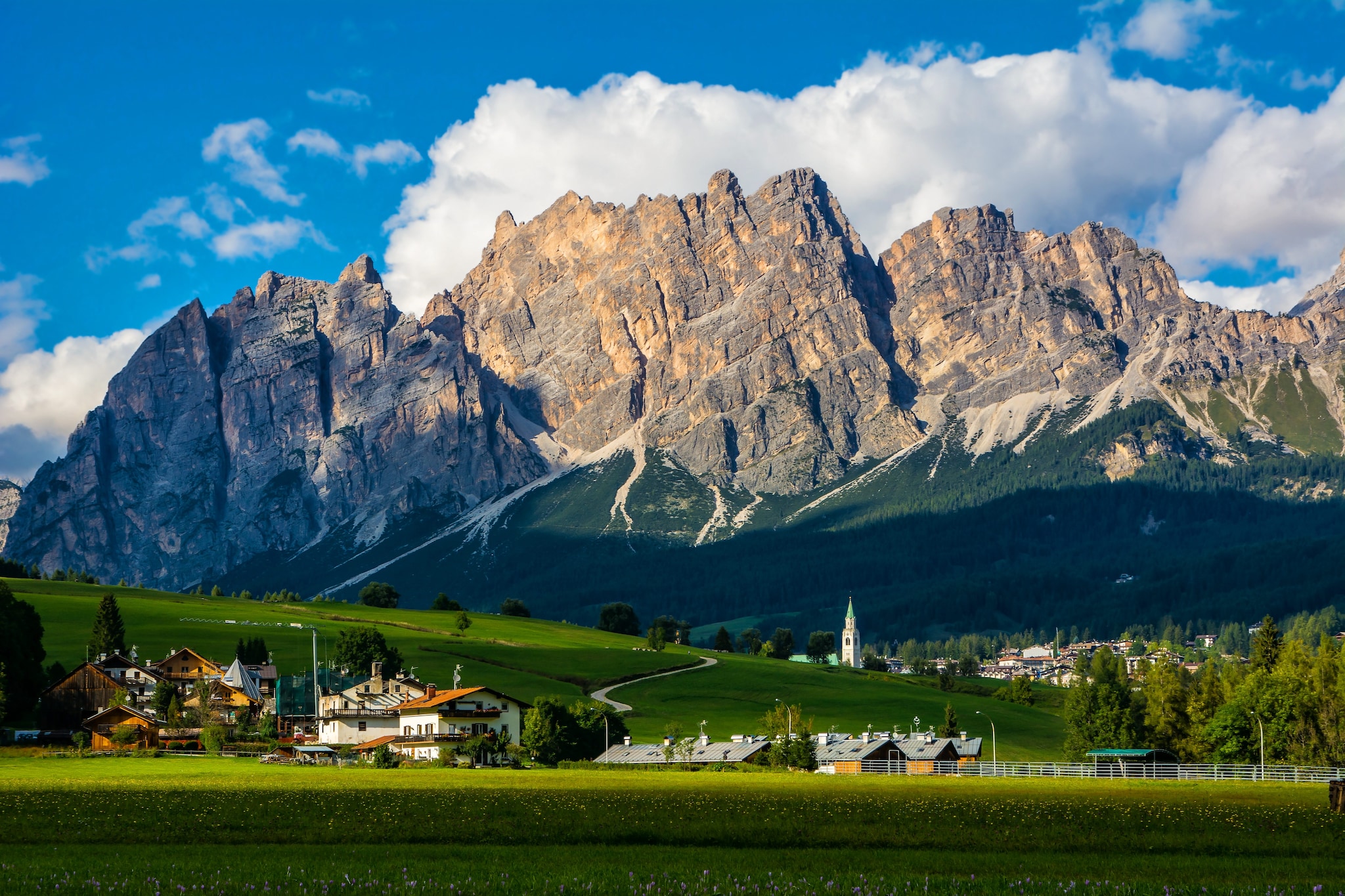 Cortina stringe sul turismo cafone, multe fino a 500 euro per chi fa pranzo al sacco e indossa i pantaloncini
