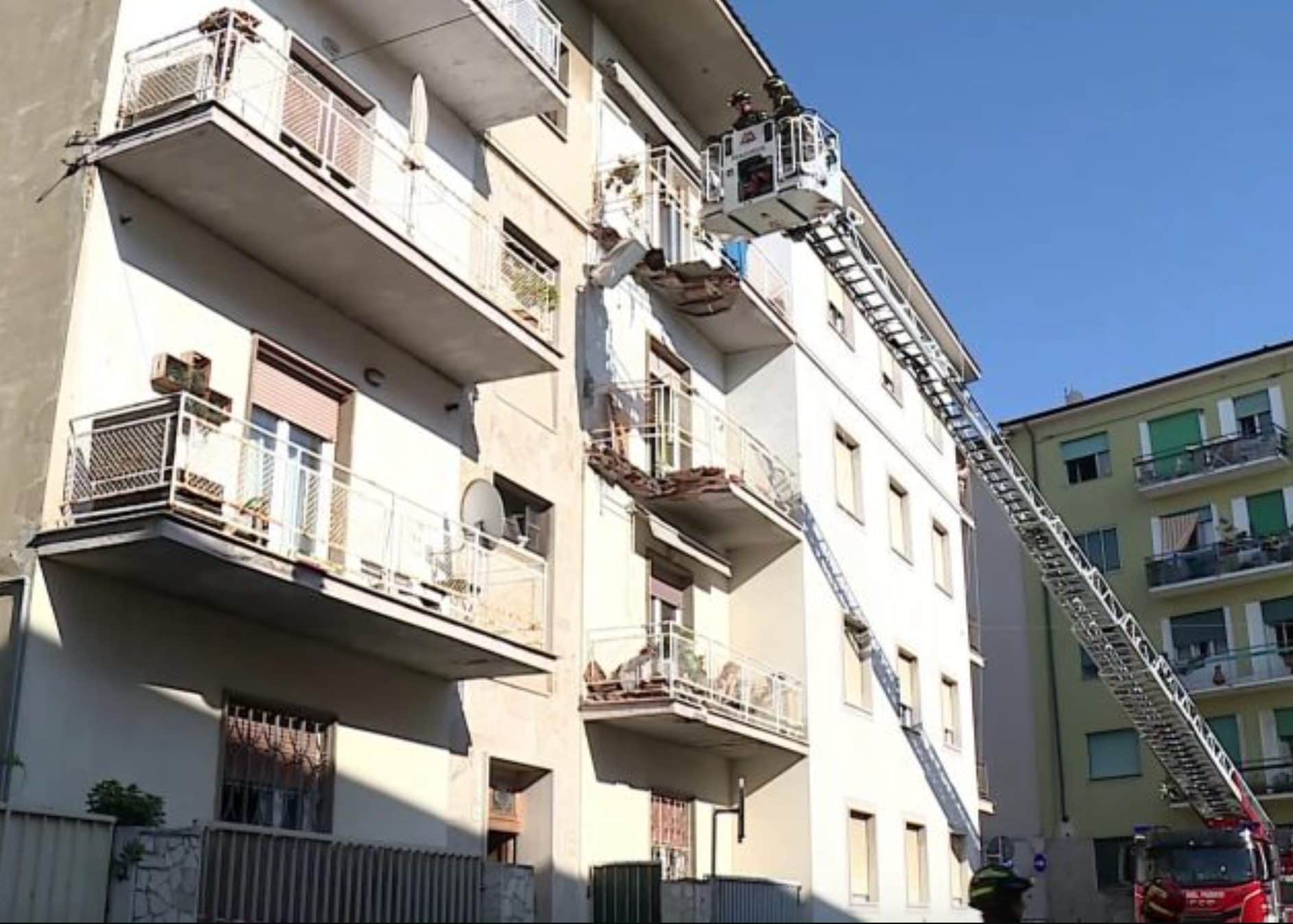 Il terrazzo di casa crolla e la trascina con sé: donna di 56 muore dopo volo di 10 metri a Livorno