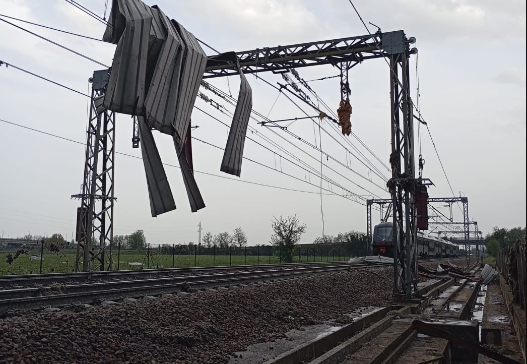Treni fermi sulla Linea Verona Bologna per maltempo in Veneto: lamiere staccate da capannone volate su fili elettrici