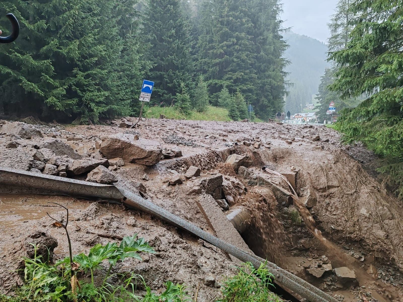 Trentino, violento nubifragio sul Catinaccio, escursionisti bloccati: la pioggia ha spazzato via un sentiero