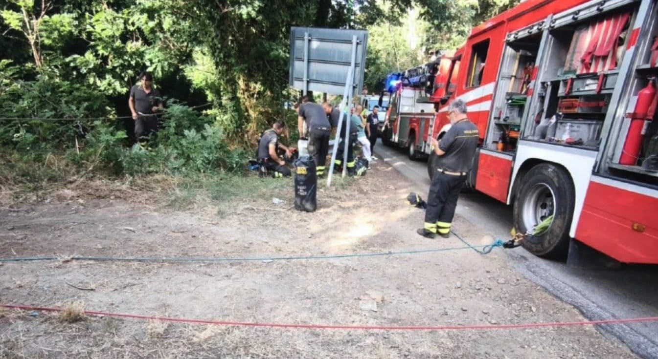 Cadono nel dirupo per 15 metri mentre camminano in strada in Aspromonte: morto 24enne, ferito l’amico