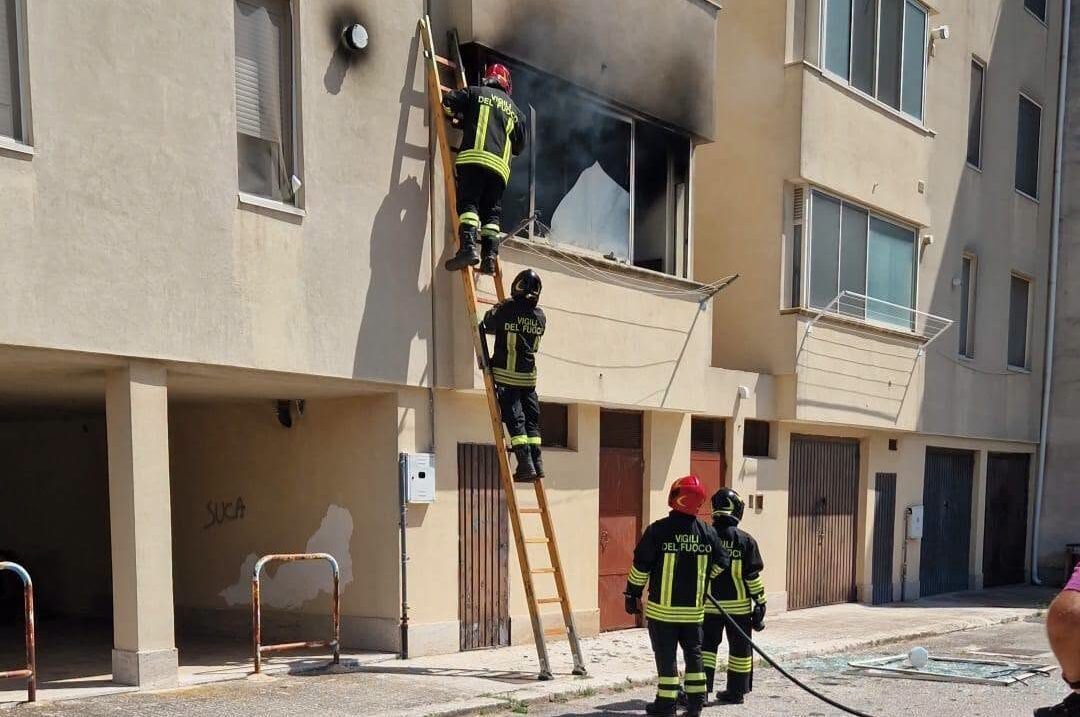 Brindisi, sostituisce la bombola del gas in casa e causa un'esplosione: grave un anziano, 4 minori intossicati