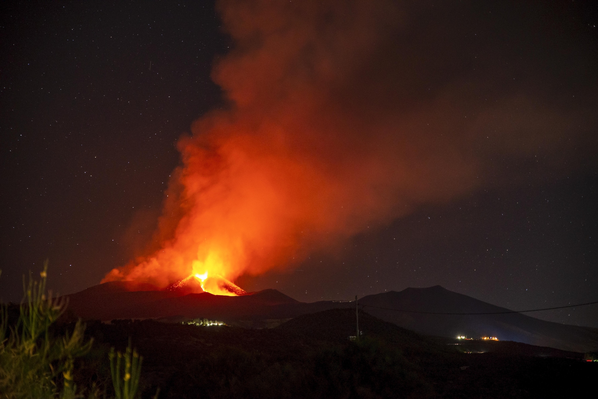 Etna, nuove limitazioni per i voli all'aeroporto di Catania fino al 18 agosto: allerta rossa e nube di cenere