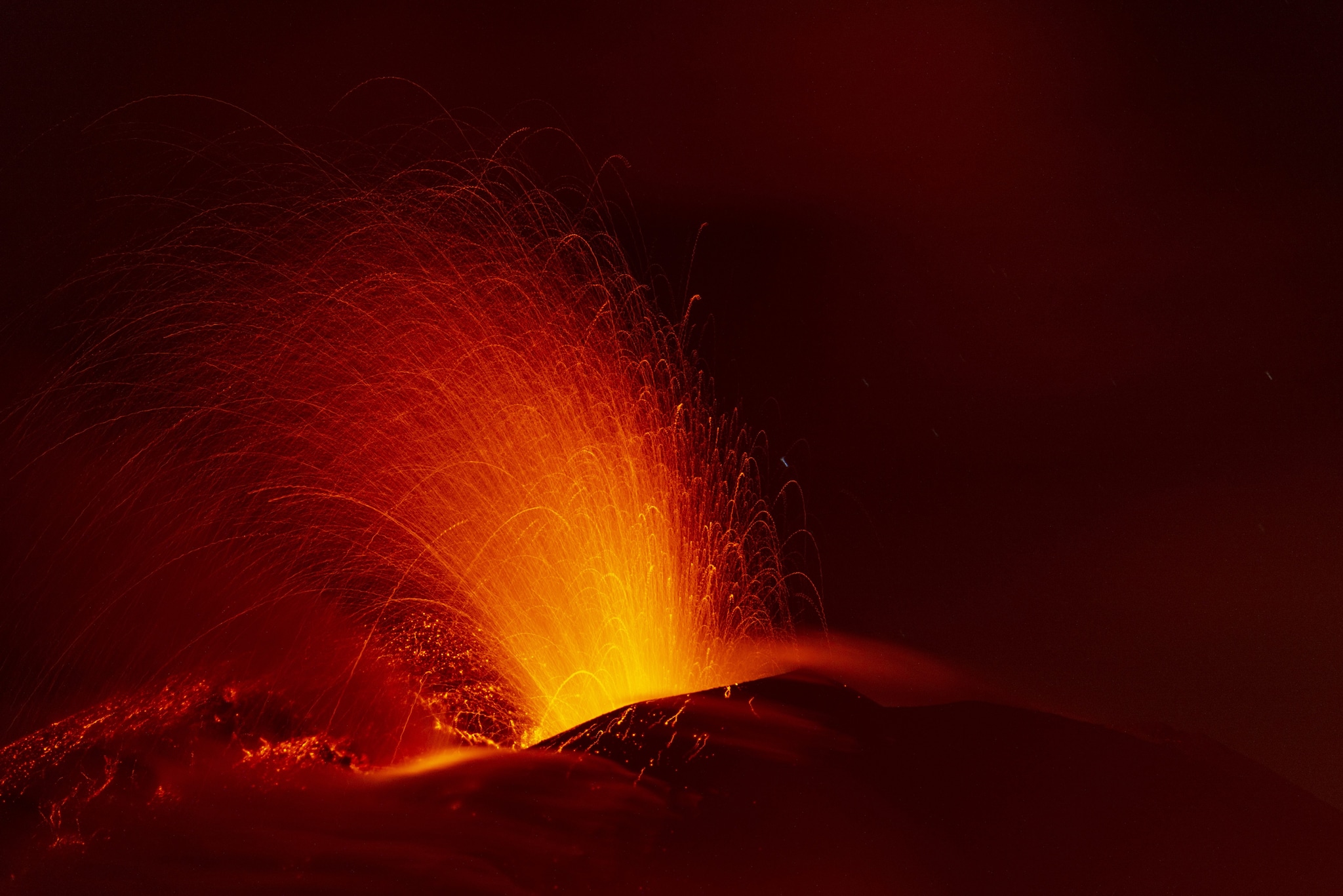 Etna, eruzione ancora in corso e voli sospesi oggi all'aeroporto di Catania fino alle 19 di martedì 11 agosto