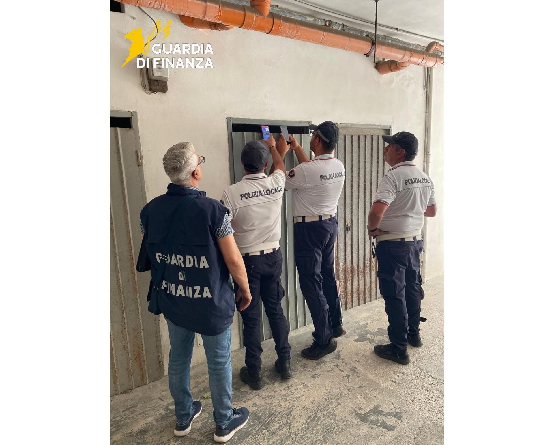 Affitti brevi a Gallipoli, 17 ragazzi in appartamento dove ce ne stavano 9: blitz contro le "case pollaio"