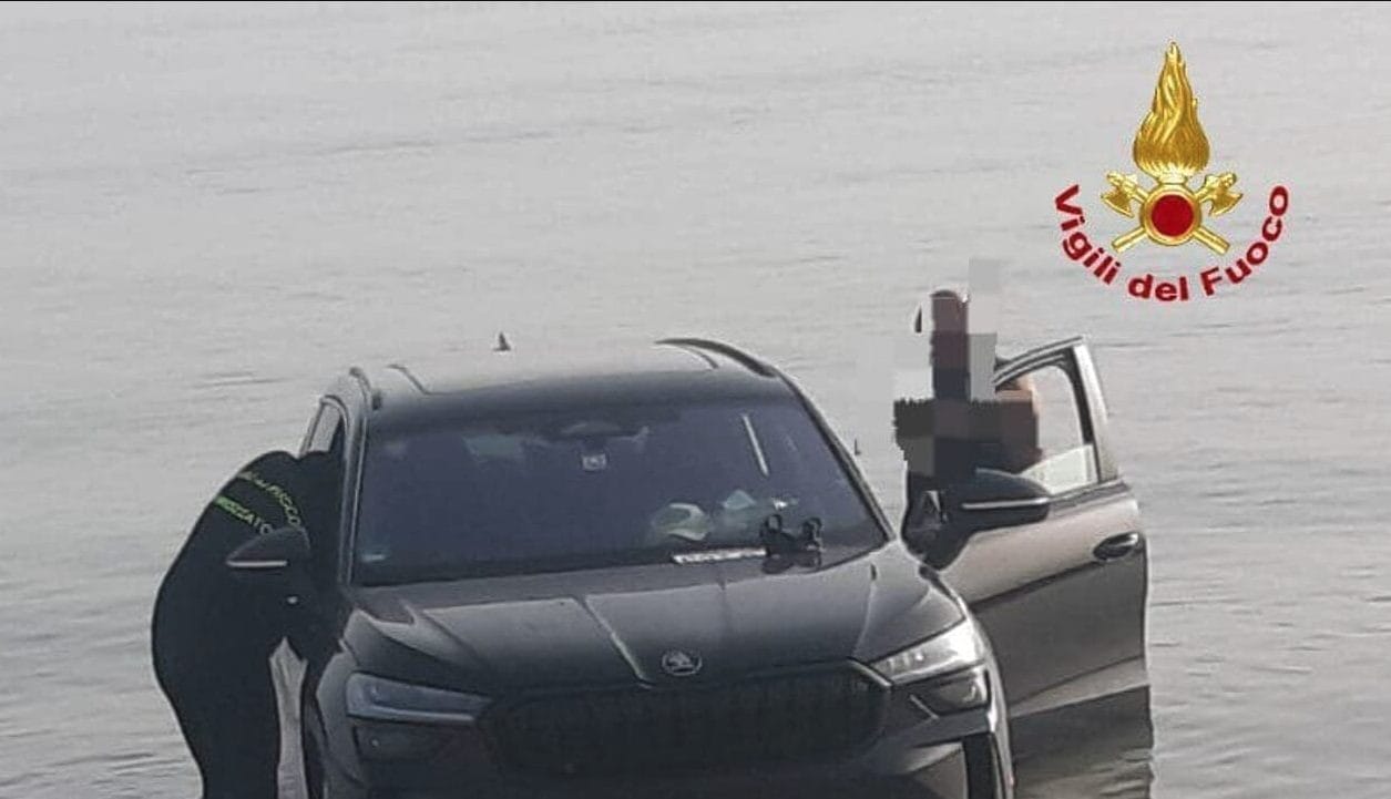 Turista si addormenta in auto a Torre Canne e si risveglia in mare: si salva uscendo dal finestrino
