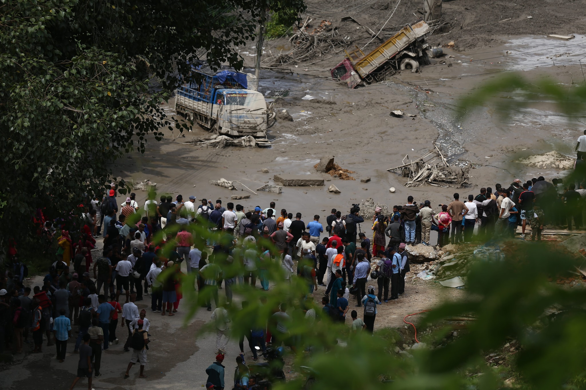 Frana tra Nepal e Tibet, almeno 165 morti e 1.300 dispersi: soccorritori minacciati da nuove inondazioni