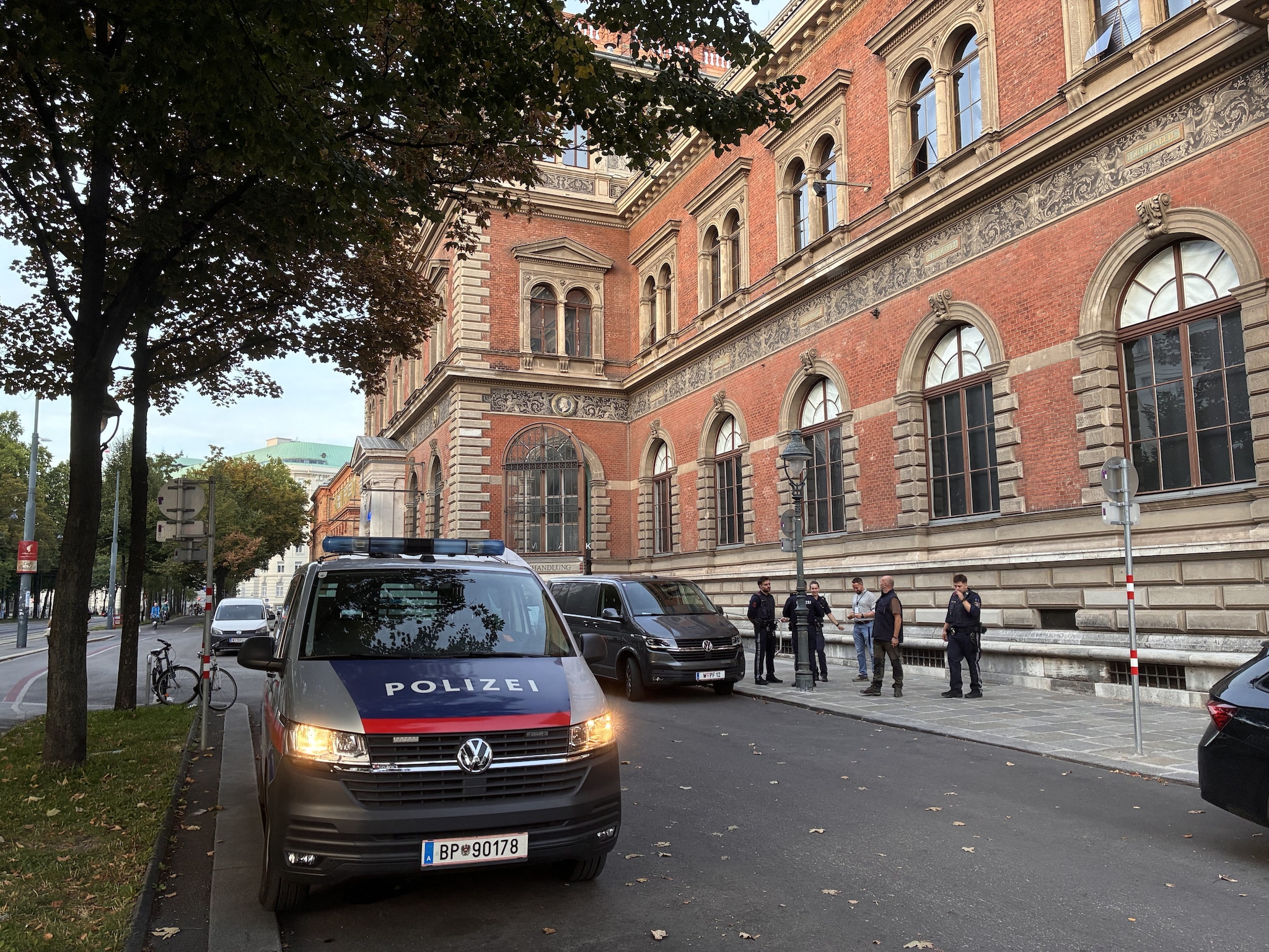 Furto al MAK di Vienna, spaccano una teca e rubano un prezioso gioiello: "Vale centinaia di migliaia di euro"