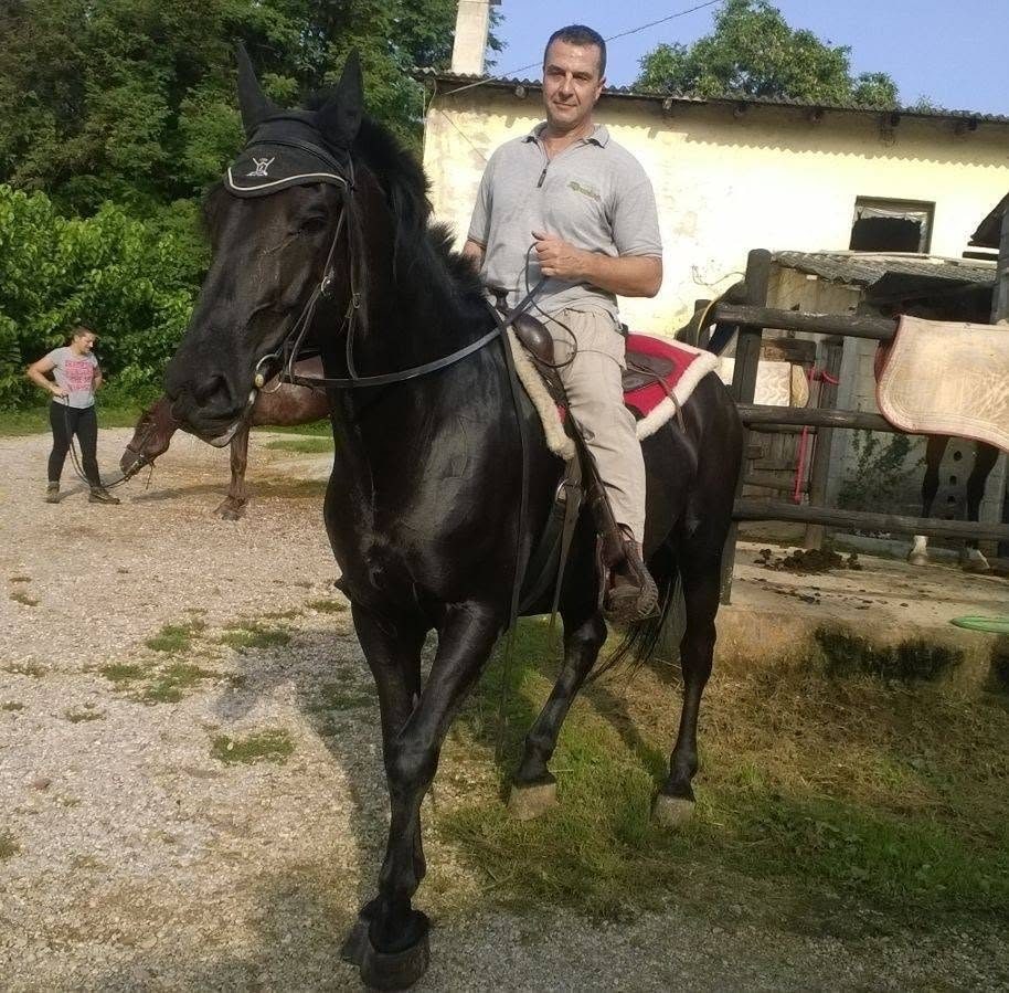 Muore per il caldo a 57 anni mentre sistema il giardino: Giorgio Giovara si era appena laureato
