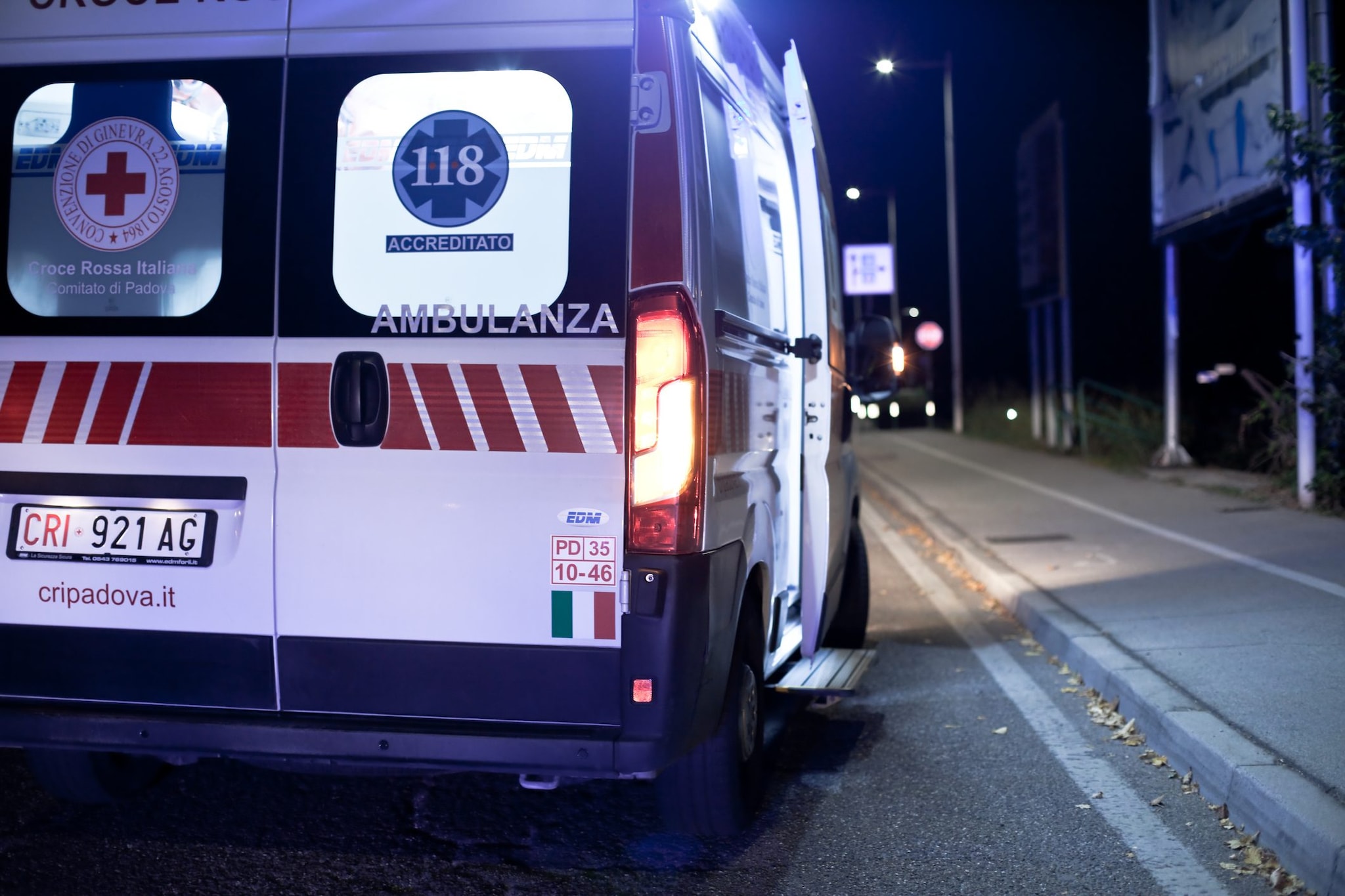 Savona, 16enne precipita dal balcone mentre è in vacanza con amici e muore: si ipotizza il gesto volontario