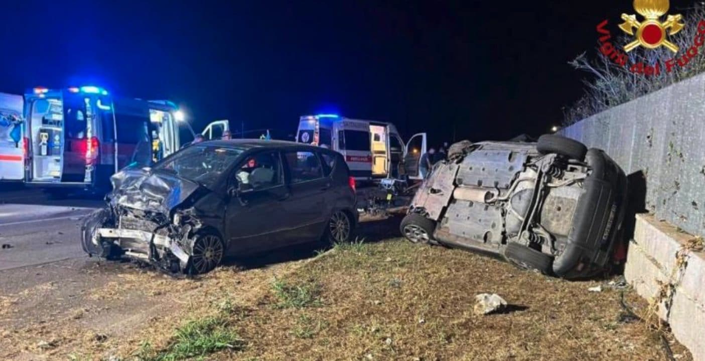 Scontro frontale in strada durante vacanza in Salento, l'auto si ribalta: morti marito e moglie di 51 e 47 anni