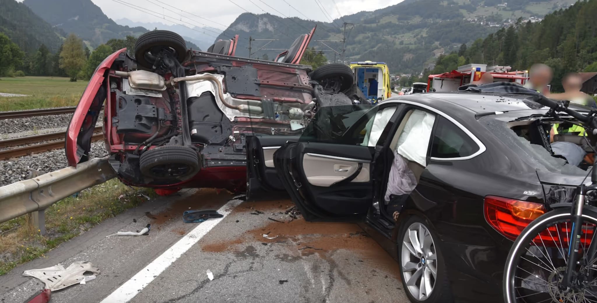 Violento incidente in Svizzera, auto italiana sollevata e spinta contro il guardrail: 2 morti