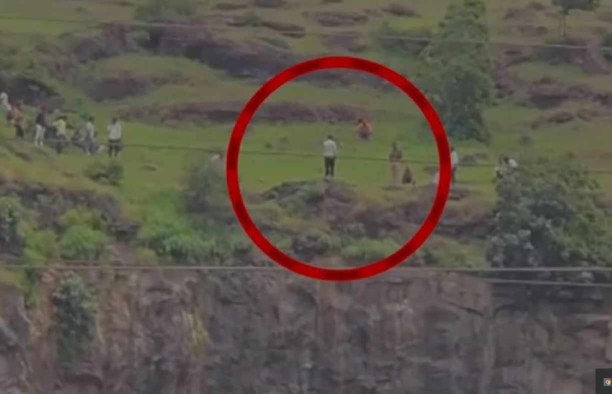 India, 19enne minaccia il suicidio per una lite sull'iPhone: genitori cercano di trattenerlo ma cadono con lui