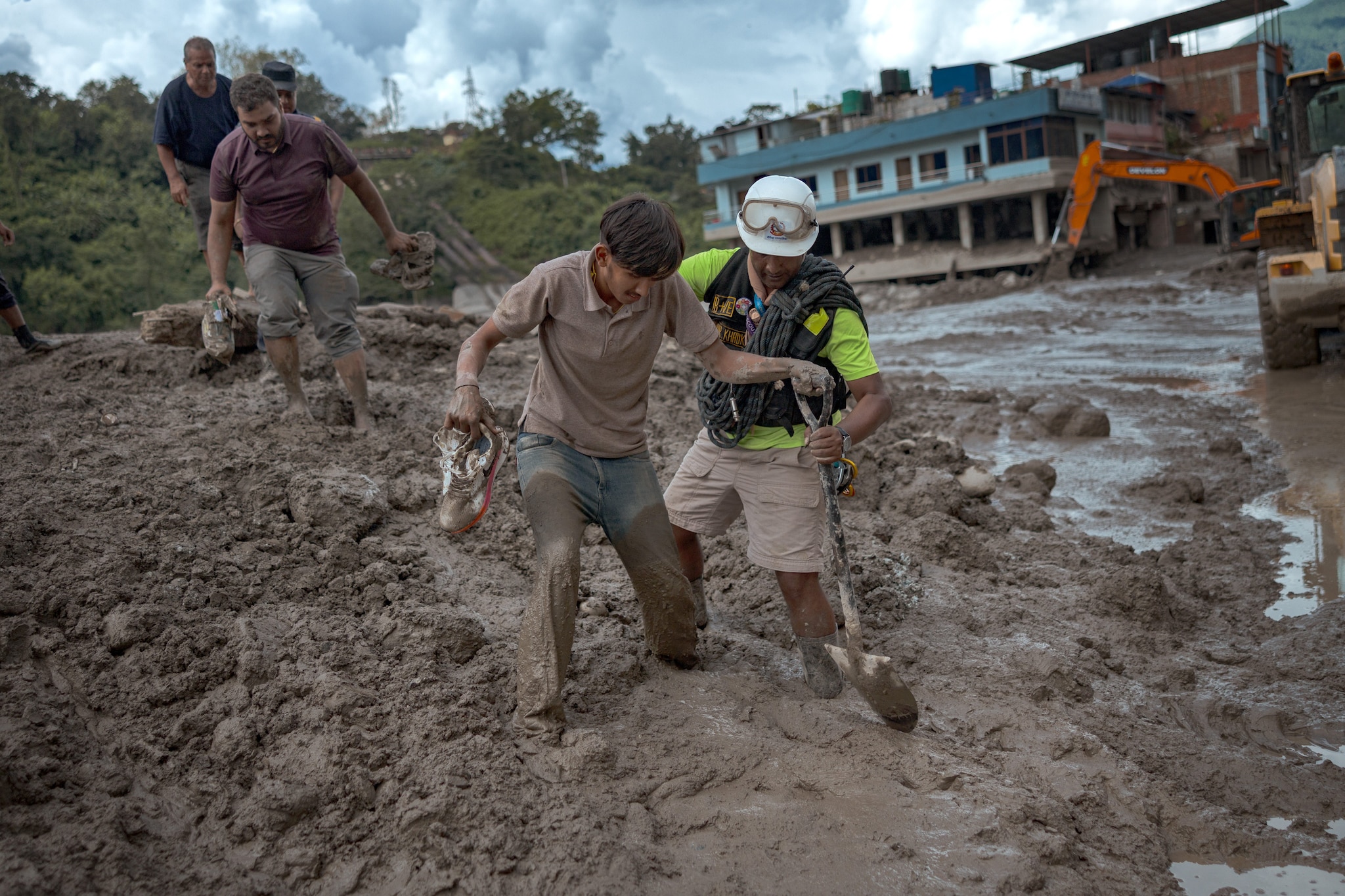 Inondazioni Nepal e Tibet, 919 morti e 4.793 dispersi: quasi mille operai intrappolati nei tunnel idroelettrici