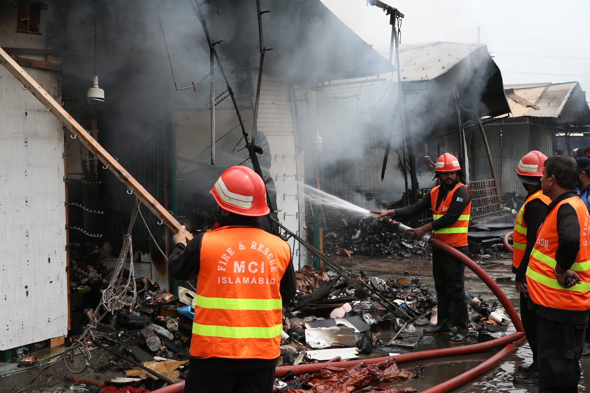 Almeno 14 neonati morti in un incendio all'ospedale di Islamabad: rogo forse causato da un cortocircuito