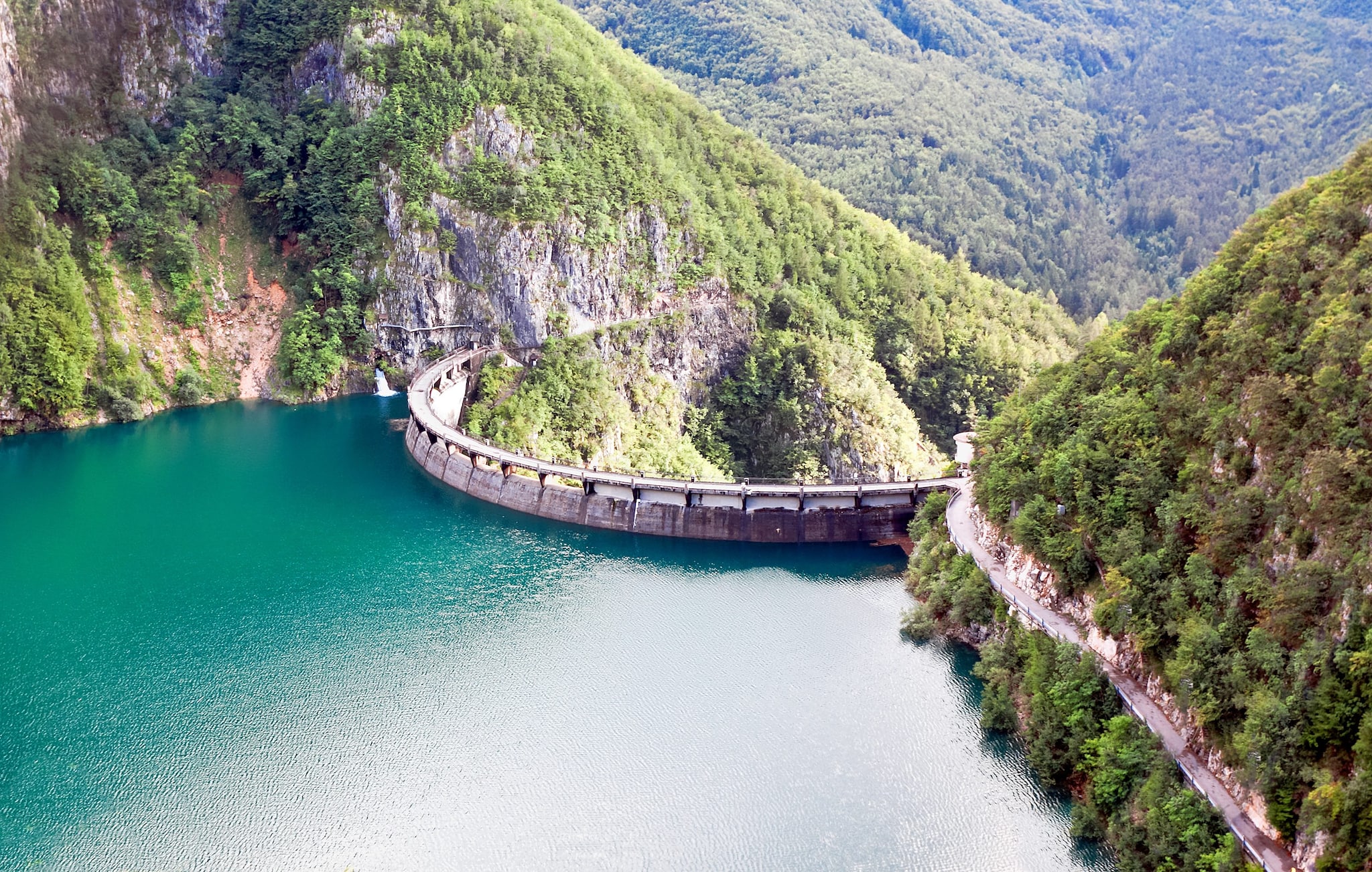 Donna precipita in un lago e muore annegata, il figlio ha tentato di salvarla: la tragedia in Trentino