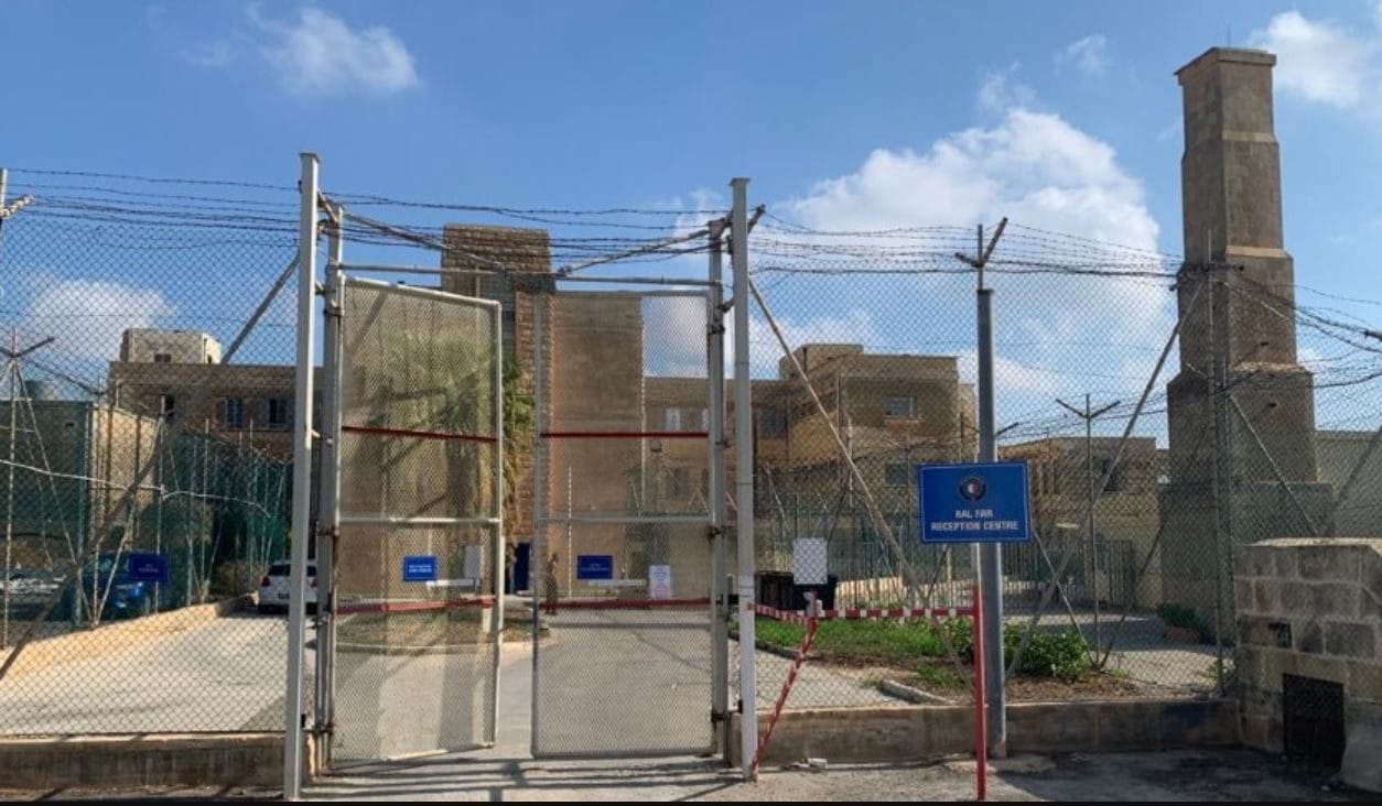 Malta, 15enne italiano in carcere duro da maggio dopo falso allarme bomba a scuola: "Fa parte del gruppo 764"