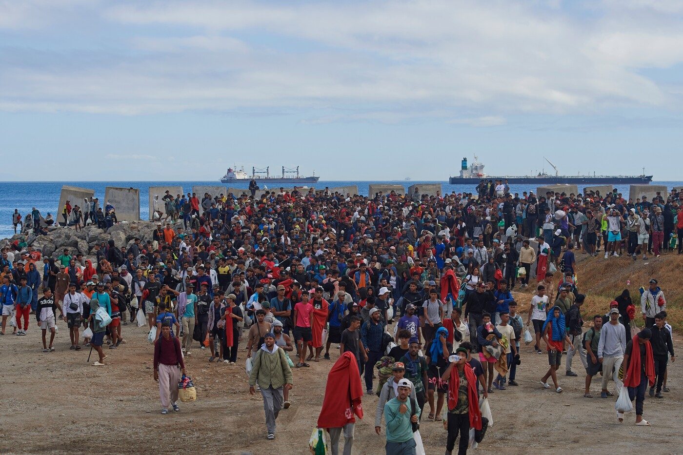 Per Sanchez ci sono reti russe e israeliane dietro l’arrivo di 70mila migranti a Ceuta