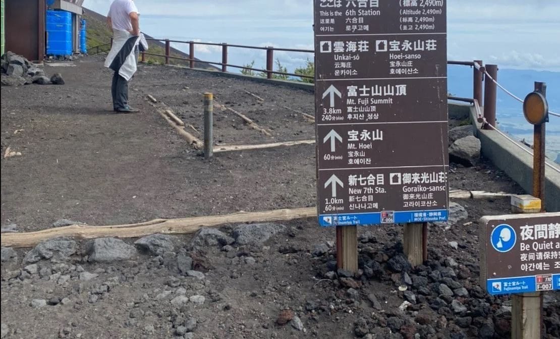 "Papà sono stanco", lascia bimbo di 7 anni per ore da solo a 2mila metri e continua la scalata del Monte Fuji