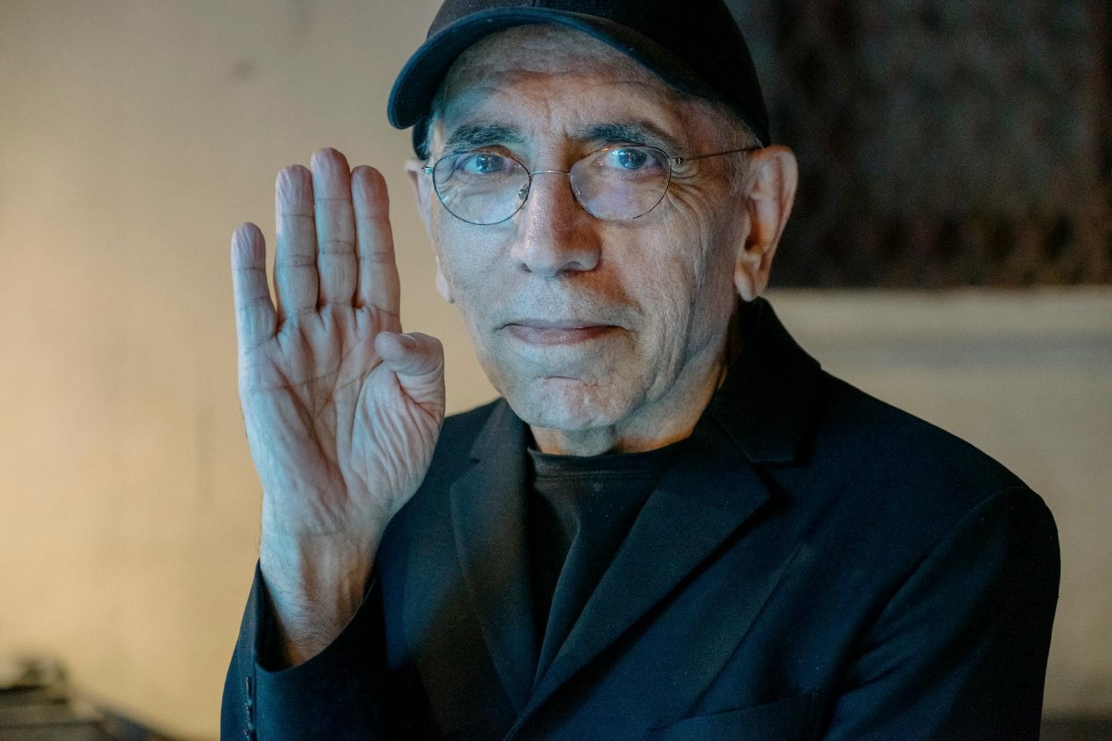“Uccidete l’ignoranza, non le persone”: l’incredibile vita di Moshen Makhmalbaf, padre del cinema iraniano