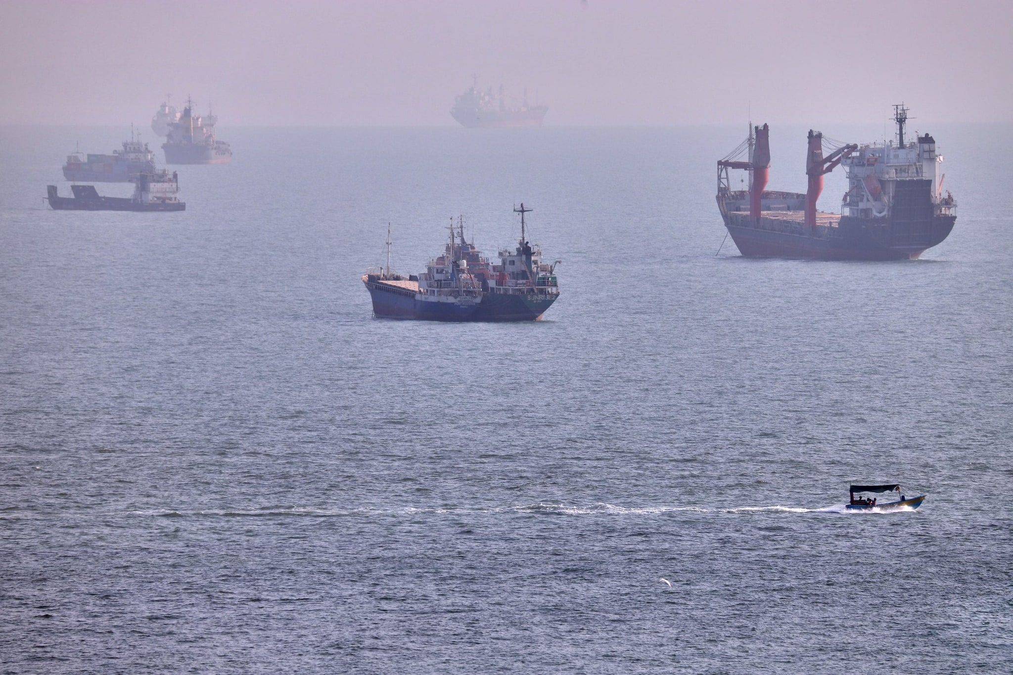 Guerra Iran, missile colpisce nave Emirati nello Stretto di Hormuz: "Nessun ferito"