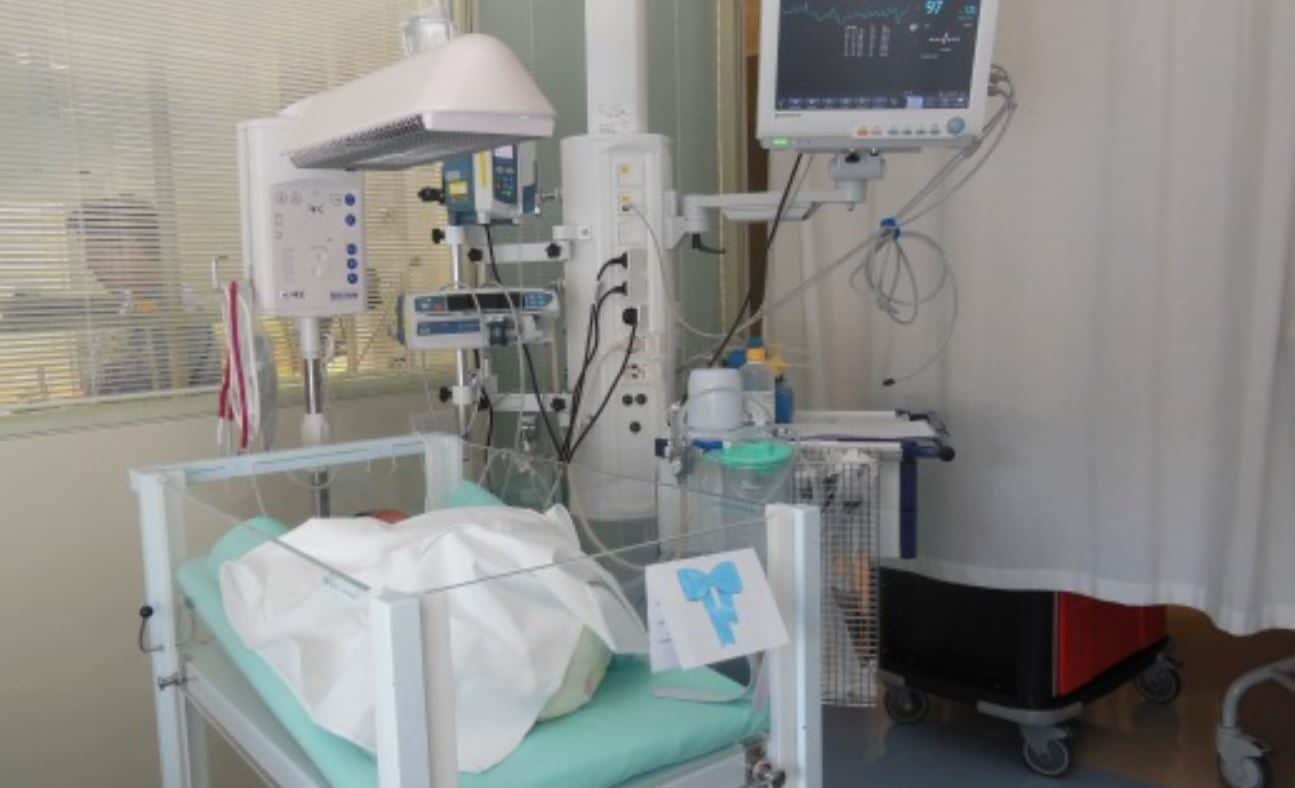 Il cuore del neonato rallenta improvvisamente: un ago e pochi millimetri e il bimbo di appena 1kg viene salvato a Parma