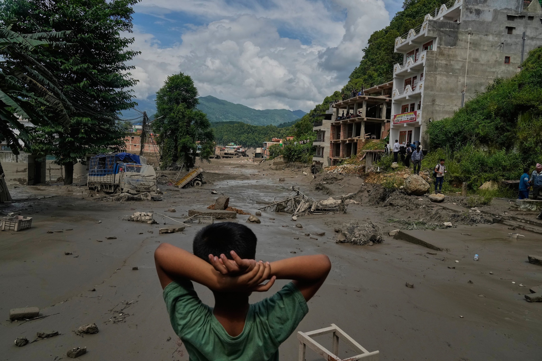 Italiana in Nepal: "È uno tsunami del fiume, guardo le immagini con mio figlio in braccio e ho paura"