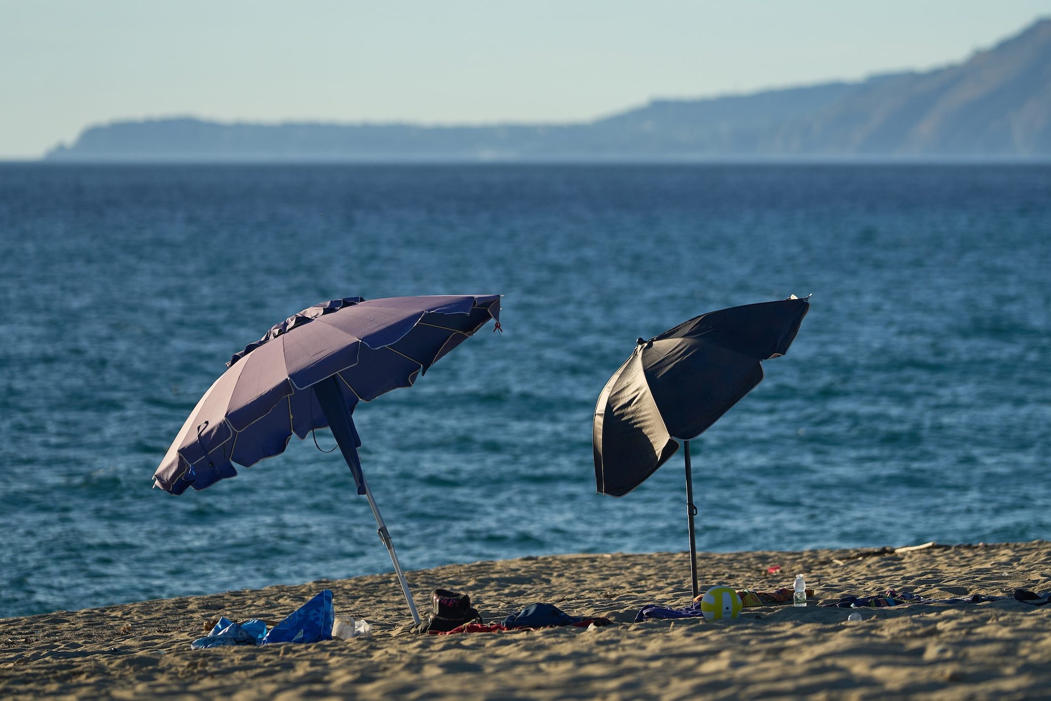Se lasci un ombrellone in spiaggia rischi una multa, se lo togli puoi essere denunciato: cosa dice la legge