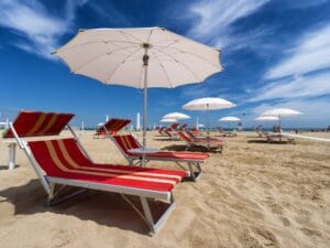 Bagnante respinta al bar del lido perché proveniente dalla spiaggia libera